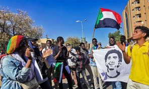 السودان: تظاهرات جديدة منددة بالانقلاب… والقائم بالأعمال الأمريكي يلتقي البرهان