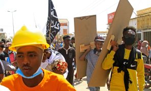 السودان.. تفريق مظاهرات في الخرطوم ومدن أخرى تطالب بحكم مدني