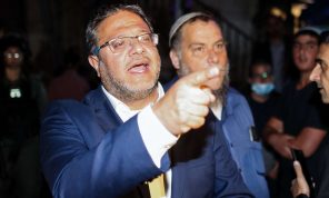 نائب إسرائيلي متطرف يشهر سلاحه بوجه فلسطينيين في الضفة الغربية
