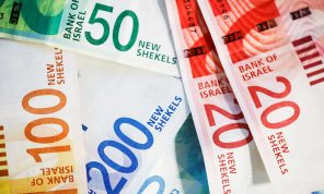 اتهام ضابط إسرائيلي بسرقة أموال الفلسطينيين خلال مداهمة بيوتهم