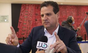 صحيفة إسرائيلية: بعد تصريحات عودة.. هل ننتظر انفصال الطيبي عن “المشتركة” وانضمامه لمنصور عباس؟