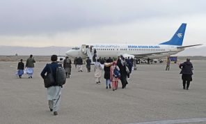 وزير الخارجية القطري يلتقي نظيره الأفغاني لمناقشة تسيير مطار كابول