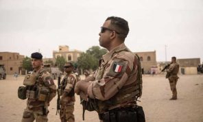 المجموعة العسكرية الحاكمة في مالي تتهم الجيش الفرنسي بـ”التجسس” و”التخريب”