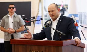 رئيس وزراء إسرائيل: نواجه الفلسطينيين بـ”العصا والجزرة” وندخل مدنهم ومخيماتهم بحرية