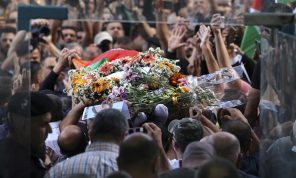 وسام نجمة القدس لشهيدة فلسطين وعباس يحمّل إسرائيل المسؤولية الكاملة  