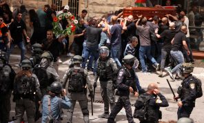 مؤسسة جنوب إفريقية: هجوم الشرطة الإسرائيلية على موكب تشييع أبو عاقلة يُذكر بنظام الفصل العنصري