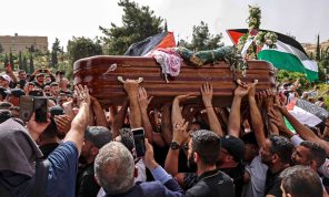 أمر بمصادرة الأعلام قبل الجنازة.. ومتطرفون في مظاهرة مضادة: “نكبة هراء”