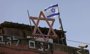 مستوطنون يعتدون على منازل فلسطينيين في “الشيخ جراح” بالقدس