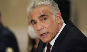 بينيت: الفلسطينيون يرفضون تحقيقا مشتركا في مقتل “أبو عاقلة” (محدث)