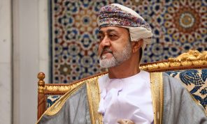سلطان عُمان يعيد تشكيل مجلس الوزراء ويجري تعديلات إدارية 