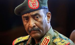 البرهان: رؤية حكومة وطنية منتخبة بالسودان “لن تتحقق بالتظاهر”
