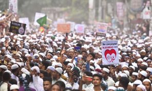 وقفة في “الأقصى”.. والآلاف يحتجون في جنوب شرق آسيا على الإساءة للرسول محمد- (صور وفيديوهات)