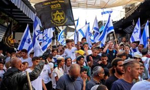 في “مسيرة الأعلام”: اعتداءات بـ”العشرات” ضد الفلسطينيين.. والشرطة: “اشتبهنا باثنين”