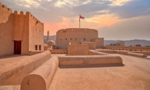 عُمان بين فضاءين