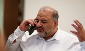 هل اعتقدتم أن باستطاعة منصور عباس وحده أن يقيم “ربيعاً عربياً” في إسرائيل؟