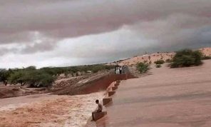 موريتانيا.. إنقاذ طفل حاصرته السيول أكثر من 20 ساعة وسط تعاطف وقلق كبير- (تغريدة وفيديو)
