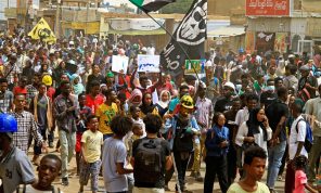 سودانيون يتظاهرون في العاصمة مطالبين بإنهاء الحكم العسكري