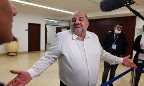 زيارة منصور عباس للأقصى تشعل سجالاً ساخناً بين القائمتين المتنافستين “المشتركة” و”الموحدة”