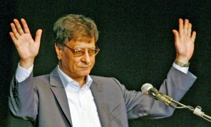 استعادة محمود درويش: الانحياز إلى جماليّات شعره ضرورة أخلاقية