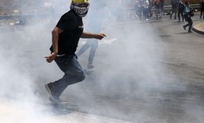معهد إسرائيلي: استمرار الانقسام في “فتح” وقلة شرعية السلطة الفلسطينية سيضعان الضفة الغربية بيد “حماس”