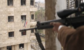 الغارديان: بعد 10 أعوام.. تحقيق يكشف فظائع أول مذبحة في الحرب السورية بداريا