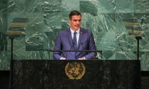 سانشيز يؤيد حلا متفقا عليه لنزاع الصحراء ويتجنب ذكر الحكم الذاتي وتقرير المصير لتفادي أزمة مع المغرب والجزائر