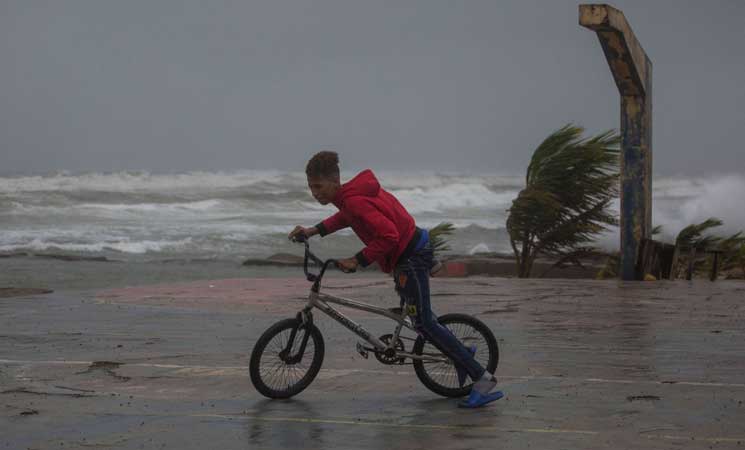 إعصار فيونا 13ipj-16