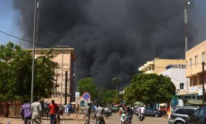 مقتل 35 شخصاً على الأقل جراء اصطدام مركبة بعبوة ناسفة في بوركينا فاسو