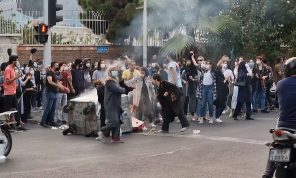 السلطات الإيرانية تتعهّد بـ”عدم التساهل” مع المتظاهرين والخارجية تندد بدعم أمريكا “لمثيري الشغب”