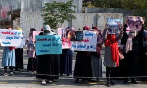 “طالبان” تطلق النار في الهواء لتفريق تجمع لنساء دعمًا للمتظاهرات في إيران 