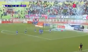 إصابة حارس مرمى في مباراة قمة بكأس تشيلي لكرة القدم بسبب ألعاب نارية- (فيديو)