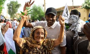 قوات الأمن تطلق الغاز المسيل للدموع على المتظاهرين في السودان- (صور)