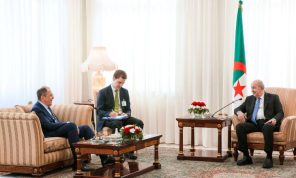 الرئيس الجزائري عبد المجيد تبون مستقبلا وزير الخارجية الروسي لافروف في مايو الماضي (رويترز)