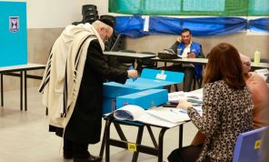 فتح صناديق الاقتراع للانتخابات الإسرائيلية واليمين يتصدر الاستطلاعات 