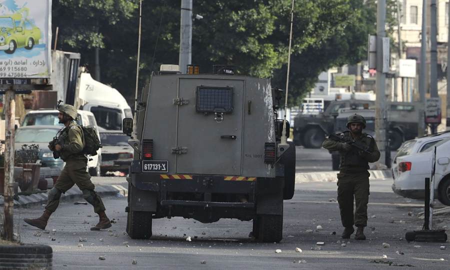 قوات الاحتلال الإسرائيلية تعتقل شابًا وسط اشتباكات مسلّحة في نابلس
