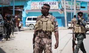مقاتلو حركة الشباب يهاجمون قاعدة عسكرية صومالية