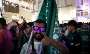 احتفالات عارمة في قطر ابتهاجاً بنتائج الأخضر السعودي ونسور قرطاج