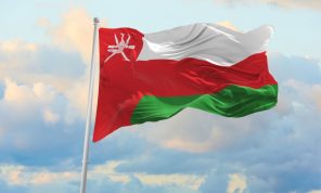 لأول مرة.. العمانيون ينتخبون مجالسهم البلدية عبر الهواتف الذكية