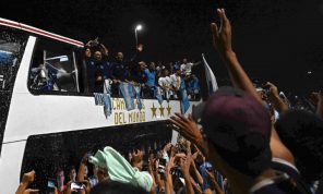 منتخب الأرجنتين يصل إلى بوينوس آيريس وسط استقبال حاشد