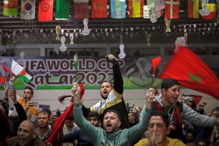 السعادة تغمر الشعوب العربية مع بلوغ المغرب دور الثمانية في كأس العالم بقطر- (تغريدات)