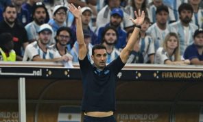 سكالوني في نادي عظماء “التانغو” ويهدي كأس العالم لوالديه