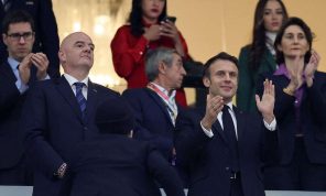 ماكرون يتابع مباراة فرنسا والمغرب من الدوحة- (صور وفيديو)