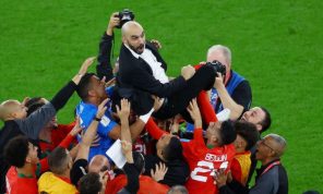 الغارديان: كرة القدم جزء من الحمض النووي المغربي وصعود المنتخب في المونديال لم يكن صدفة