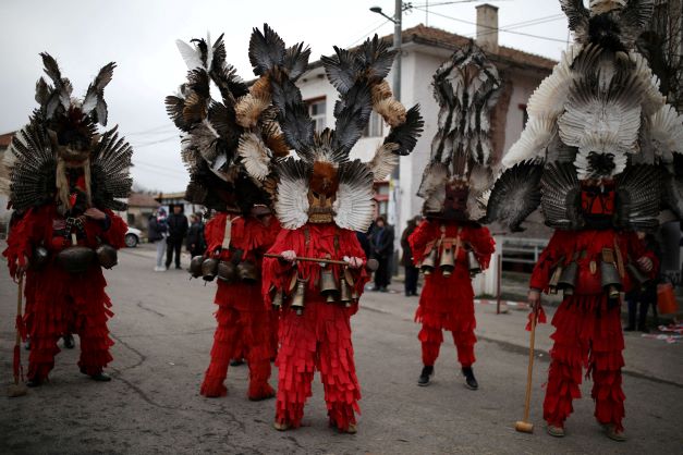 بلغاريون يرتدون أقنعة من الريش احتفالا بالعام الجديد 11-5