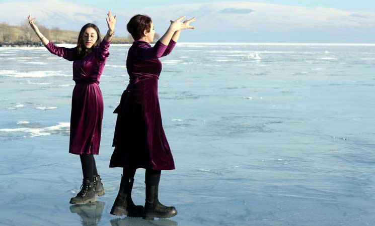 رقصات قوقازية فوق بحيرة تشلدر المتجمدة 11ipj-23