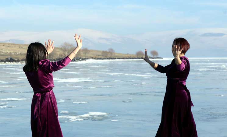 رقصات قوقازية فوق بحيرة تشلدر المتجمدة 12ipj-23