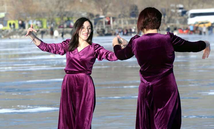 رقصات قوقازية فوق بحيرة تشلدر المتجمدة 14ipj-21