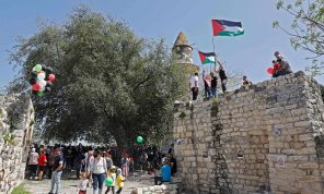 نواب عرب يطالبون المستشارة القضائية للحكومة الإسرائيلية بإلغاء تجريم رفع العلم الفلسطيني