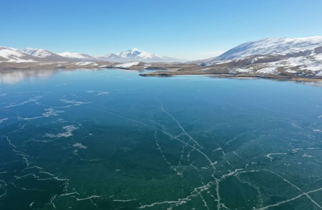البرد القارس يجمد بحيرة للسمك 22-3