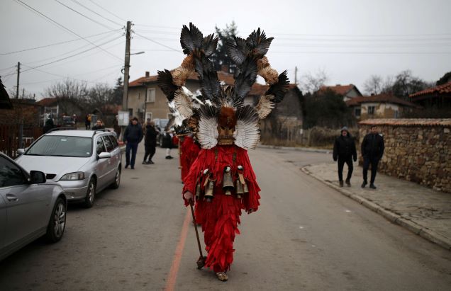 بلغاريون يرتدون أقنعة من الريش احتفالا بالعام الجديد 22-8